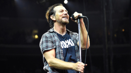 Eddie Vedder confirma terceiro show solo em São Paulo