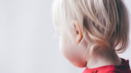 Aulas presenciais: desatenção de crianças pode ser causada por problemas no ouvido
