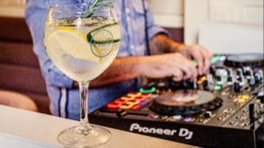 Bar paulistano especializado em gin anuncia programação de DJs aos sábados