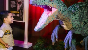 Nova exposição imersiva traz a São Paulo dinossauros de “Jurassic World” feitos de LEGO