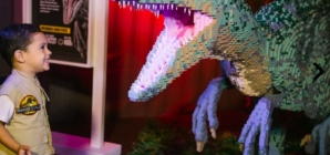 Nova exposição imersiva traz a São Paulo dinossauros de “Jurassic World” feitos de LEGO