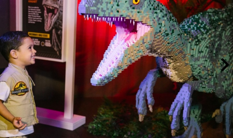 Nova exposição imersiva traz a São Paulo dinossauros de “Jurassic World” feitos de LEGO